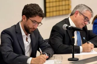 Acuerdo del Gobierno sube sueldo mínimo a $529 mil en 2025