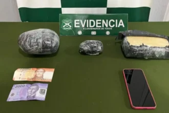Detenidos con tres kilos de droga y dinero en carretera