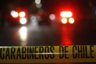 Tres detenidos y dos policías heridos en operativos policiales en Santiago