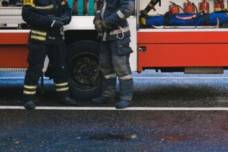 Conductor sancionado por obstruir salida de bomberos durante emergencia incendio