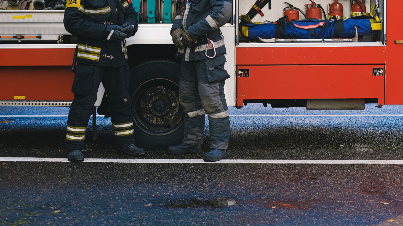 Conductor sancionado por obstruir salida de bomberos durante emergencia incendio