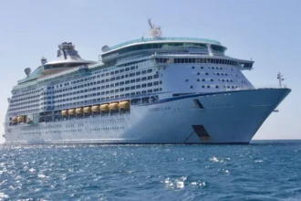 Tragedia en crucero de lujo: Muerte de pasajero y detención