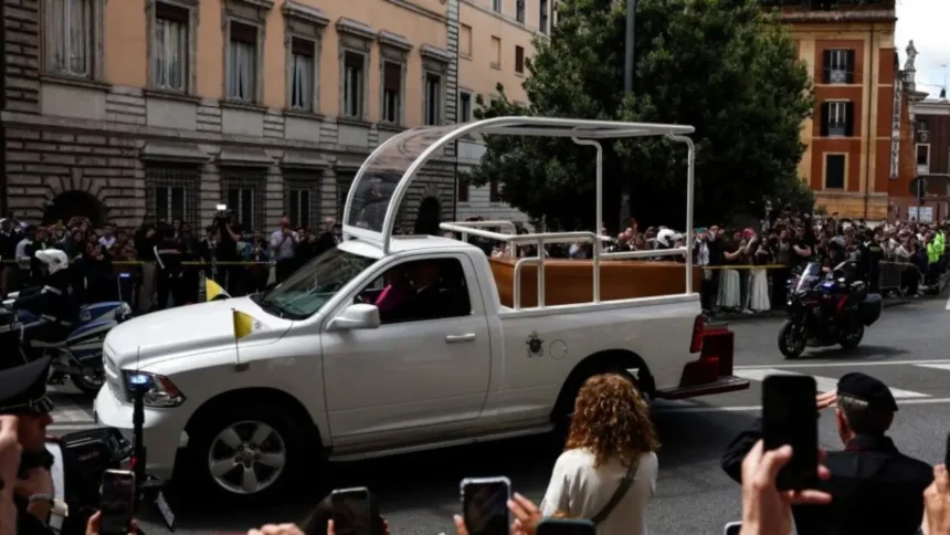 El último gesto de solidaridad: el papamóvil convertido en centro médico