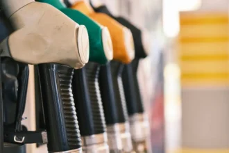 Trabajador de bencinera en Valdivia amenazado con machete por error