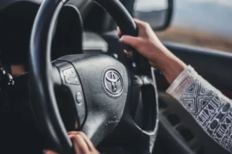 Toyota enfrenta dilema con autos eléctrico: ¿Tradición o innovación?