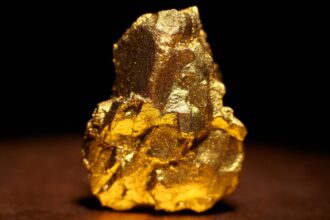 Descubrimientos de oro en zonas de cizalla en Cayos: muestreo de 18,1 g/t