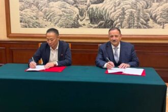 Ricardo Quintela firma acuerdo con Trailblazer para minería sustentable en La Rioja