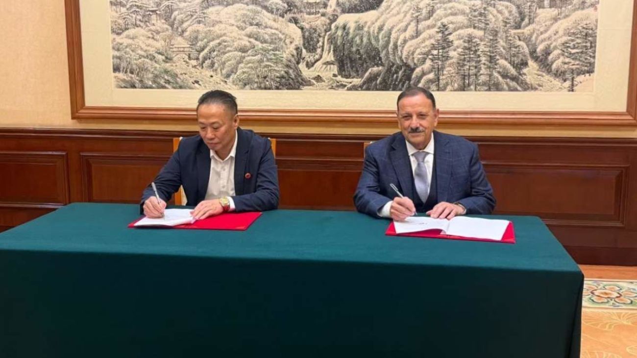 Ricardo Quintela firma acuerdo con Trailblazer para minería sustentable en La Rioja