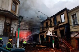 Incendio en Valparaíso: al menos tres inmuebles afectados en centro