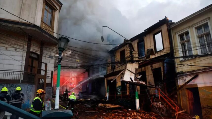 Incendio en Valparaíso: al menos tres inmuebles afectados en centro