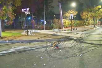 Camión derriba postes provocando caos vehicular en Las Condes