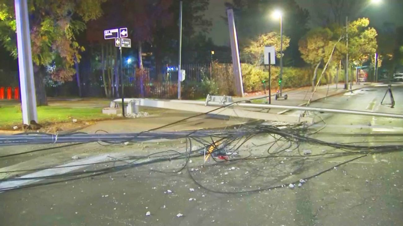 Camión derriba postes provocando caos vehicular en Las Condes Camión derriba postes provocando caos vehicular en Las Condes