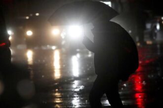 Empresas eléctricas activan planes de contingencia ante lluvias en Santiago