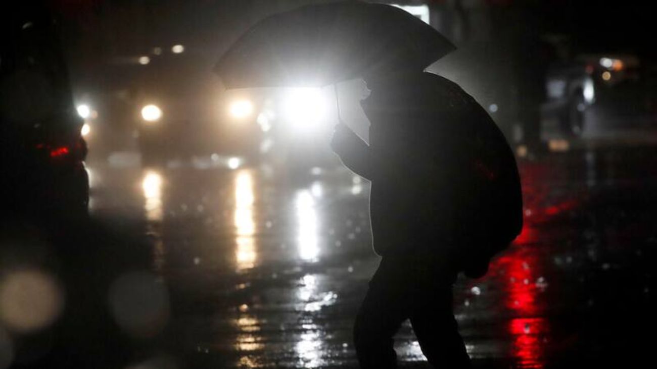 Empresas eléctricas activan planes de contingencia ante lluvias en Santiago Empresas eléctricas activan planes de contingencia ante lluvias en Santiago