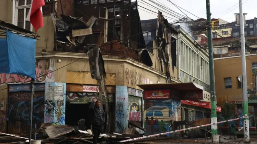 Detenido por incendio en Valparaíso: tres desaparecidos y cité destruido