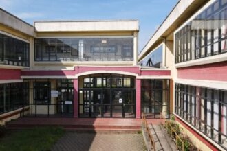 Profesores del Liceo Técnico de Valdivia paralizan clases por falta de calefacción