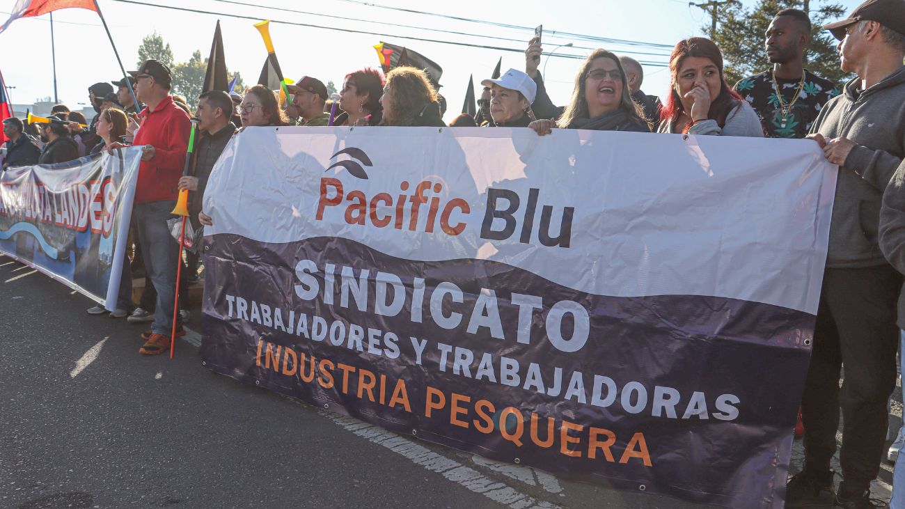 Protesta trabajadores PacificBlu por cierre pesquera en Talcahuano Protesta trabajadores PacificBlu por cierre pesquera en Talcahuano