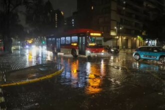 Lluvias causan cortes de luz y problemas de tránsito en Santiago