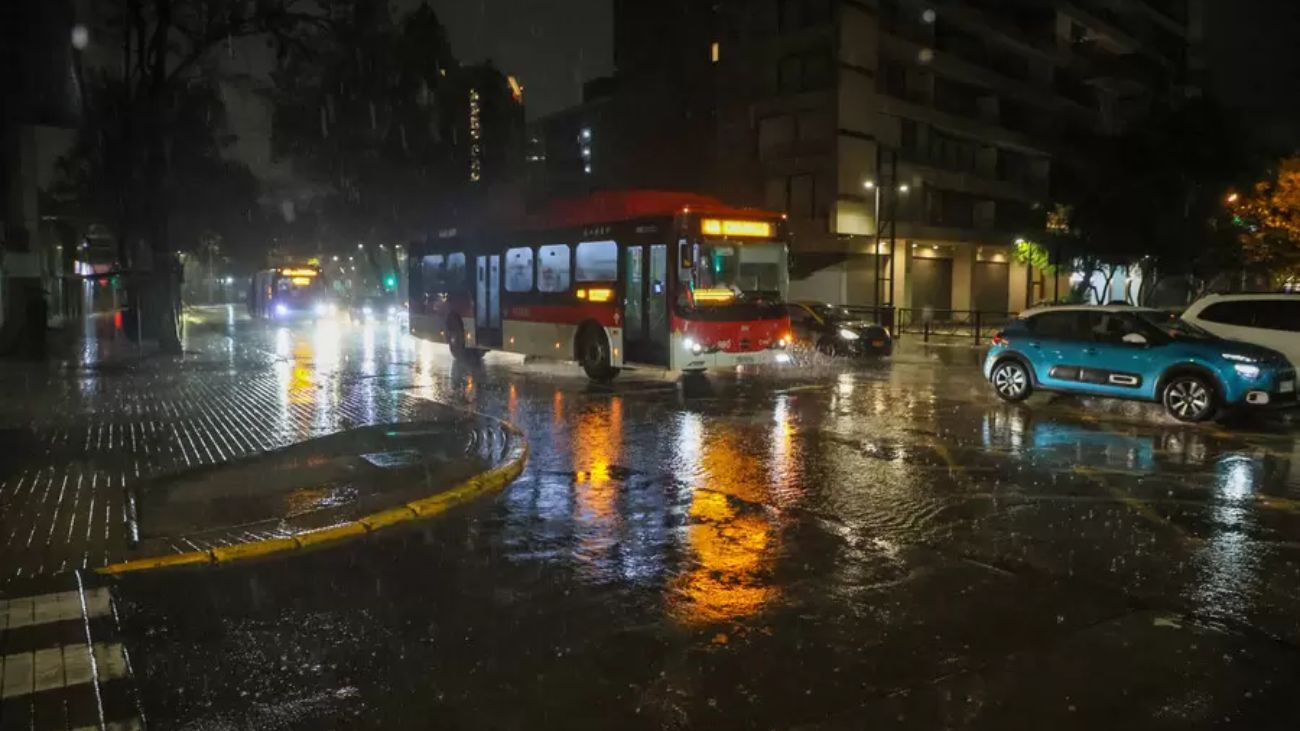 Lluvias causan cortes de luz y problemas de tránsito en Santiago Lluvias causan cortes de luz y problemas de tránsito en Santiago