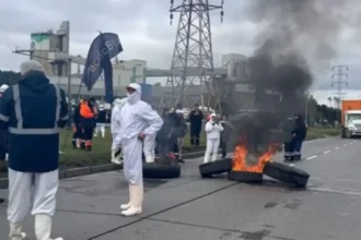 Reunión de autoridades y trabajadores tras cierre de PacificBlu