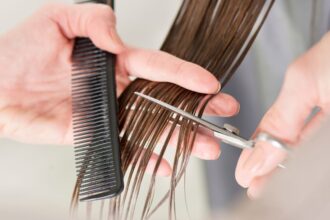 Joven sufre quemadura de tercer grado en peluquería: no recuperará cabello