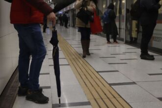 Revelan causa de incidente en Metro de Santiago: paraguas provocó arco eléctrico