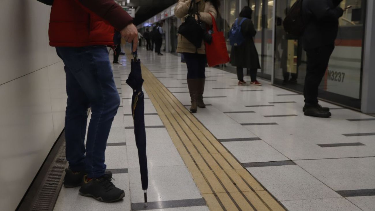 Revelan causa de incidente en Metro de Santiago: paraguas provocó arco eléctrico