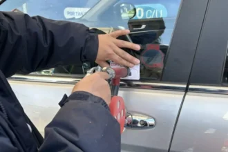 Nueva norma: patentes en vidrios y espejos para frenar robos