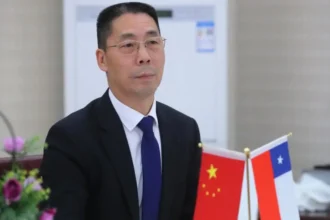 Embajada de China aclara salida de empresas en proyectos de litio en Chile