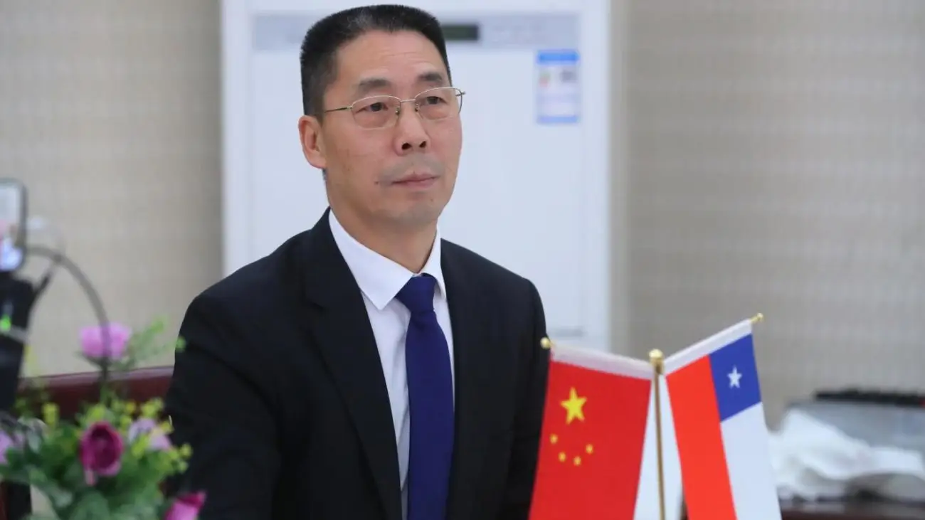 Embajada de China aclara salida de empresas en proyectos de litio en Chile