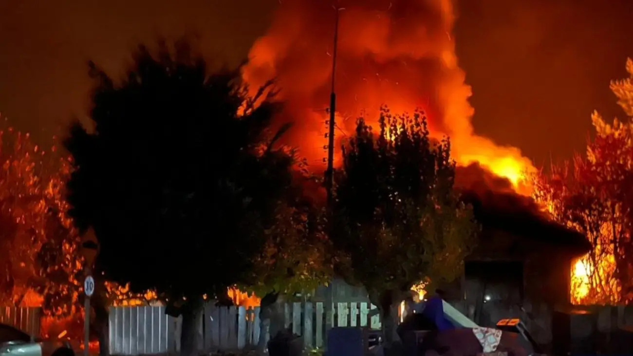 Violento incendio en Lonquimay deja dos viviendas y taller afectados Violento incendio en Lonquimay deja dos viviendas y taller afectados