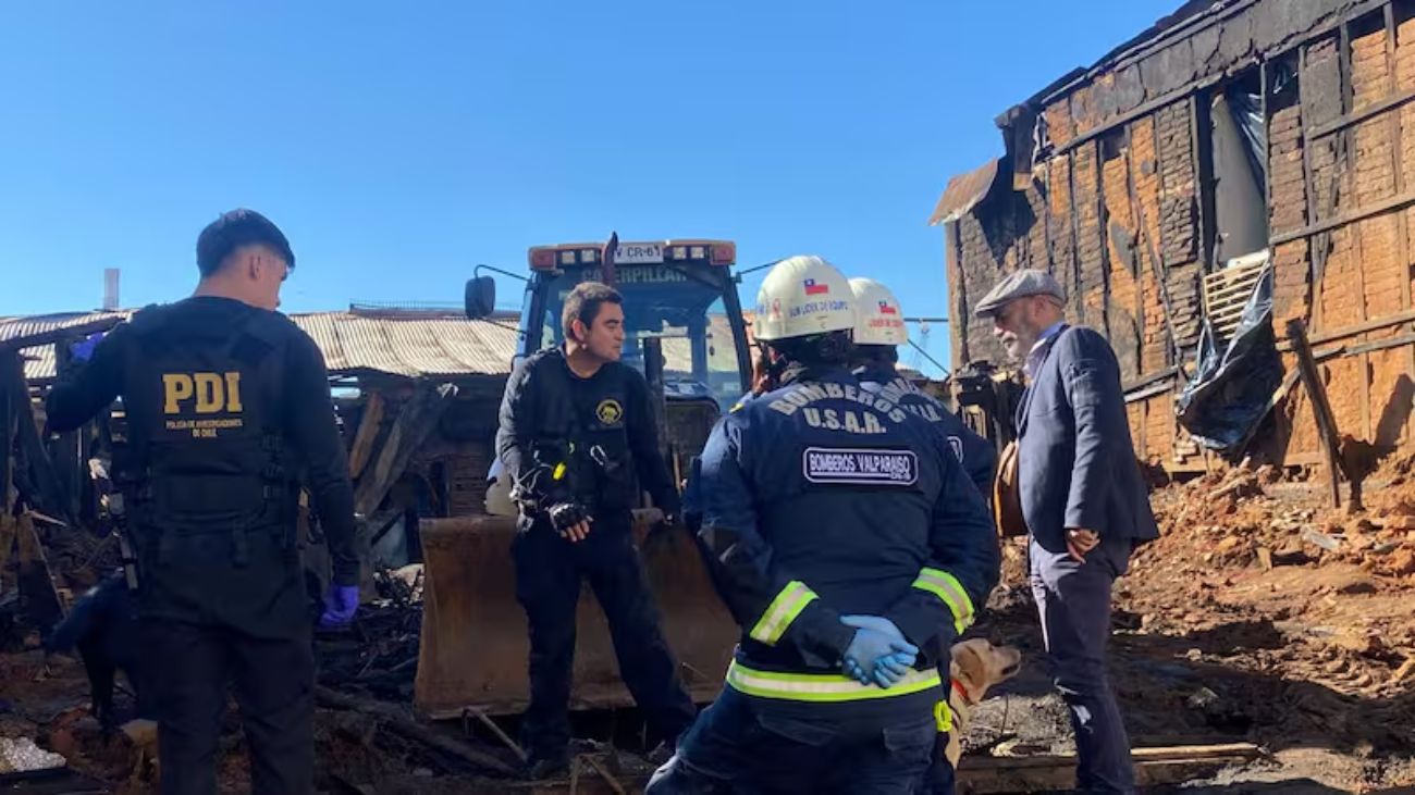 Hallan restos de víctimas desaparecidas tras incendio en Valparaíso: detenido será formalizado Hallan restos de víctimas desaparecidas tras incendio en Valparaíso: detenido será formalizado