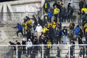 Violencia obliga a suspensión de partido en Copa Chile: graves incidentes