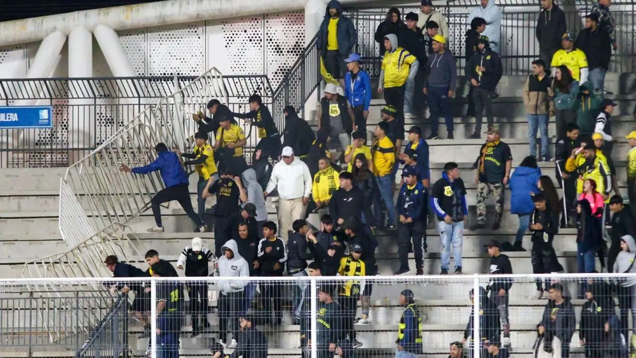Violencia obliga a suspensión de partido en Copa Chile: graves incidentes Violencia obliga a suspensión de partido en Copa Chile: graves incidentes
