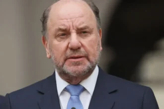 Alfredo Moreno defiende propuesta de 4 mil millones para reparaciones en Chile