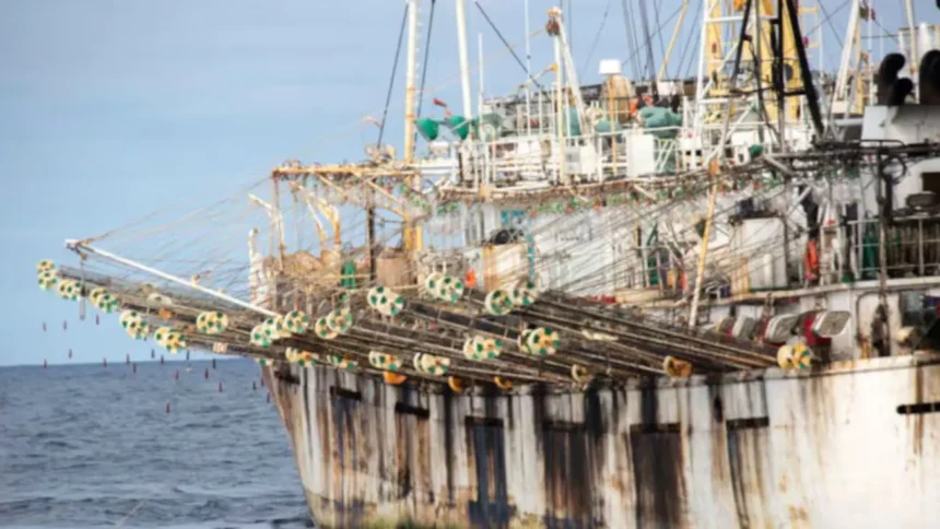 Embarcaciones chinas esperan reparaciones en Punta Tumbes, sin faenas de pesca