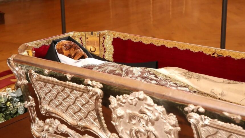 Exhibición histórica: Restos de Santa Teresa de Jesús atraen peregrinos