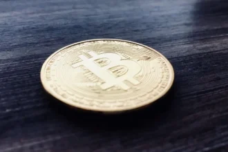 Destituyen a profesor por minar criptomonedas con computadores estudiantiles