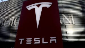 Tesla: Crisis interna, despidos y caída en ventas desafían su futuro