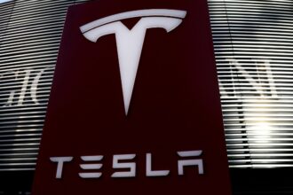 Tesla: Crisis interna, despidos y caída en ventas desafían su futuro