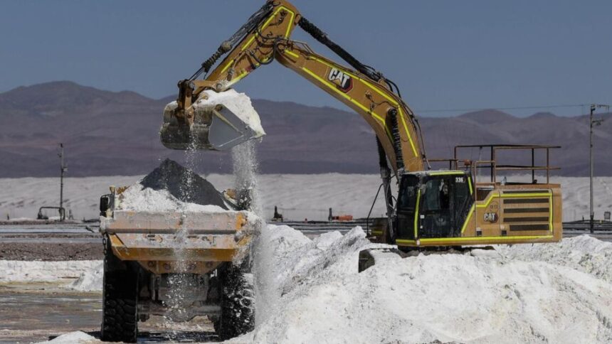 La Moneda exige a empresas chinas aclarar proyectos de litio en Chile