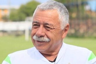 Carlos Caszely vende su Ford Falcon Futura V8 con camiseta autografiada