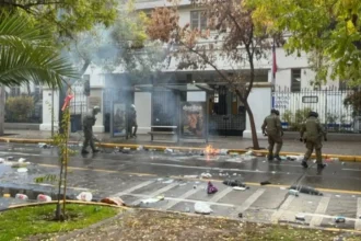 Disturbios en Liceo José Victorino Lastarria paralizan tránsito en Providencia