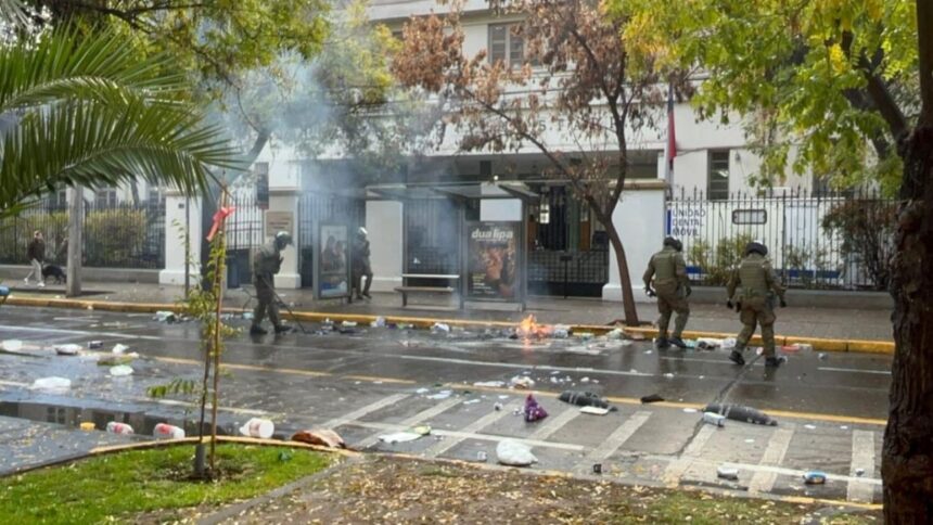 Disturbios en Liceo José Victorino Lastarria paralizan tránsito en Providencia
