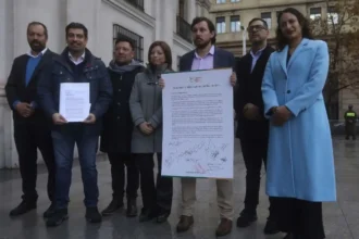Alcaldes piden rebaja en tarifa eléctrica al presidente Boric en La Moneda
