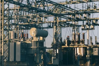 Chile tiene precios de suministro eléctrico un 55% más altos que Perú, revela estudio de Acenor A.G