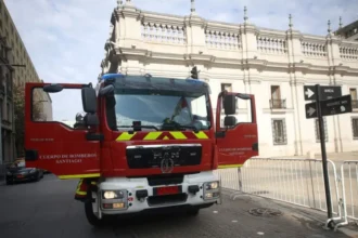 Intenso olor a gas evacúa edificios en Santiago: La Moneda afectada