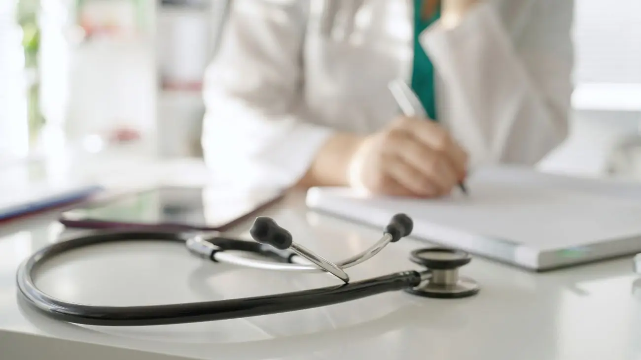 Irregularidades en licencias médicas: funcionarios públicos viajan fuera de Chile