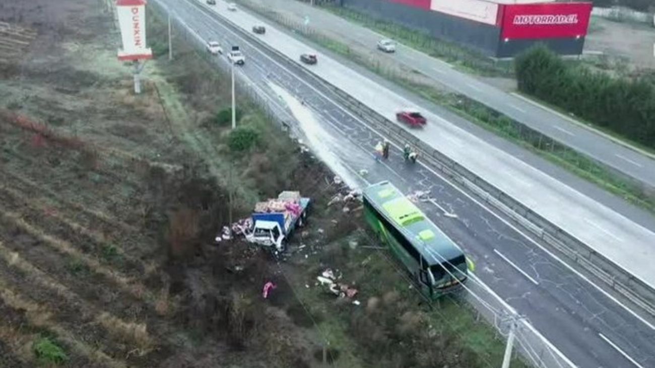 Accidente en Ruta 68: Bus y camión colisionan en Curacaví