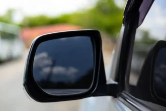 Patentes en vidrios y espejos, obligatorio en vehículos en Chile